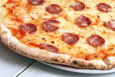 Salam ve peynir İtalyan pizza