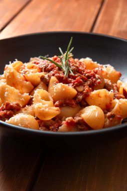 Biftek soslu deniz kabuklu makarna.