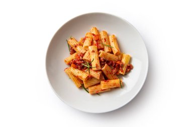 Beyaz tabakta pişmiş İtalyan makarnası. Üst Manzara. beyaz arkaplan   