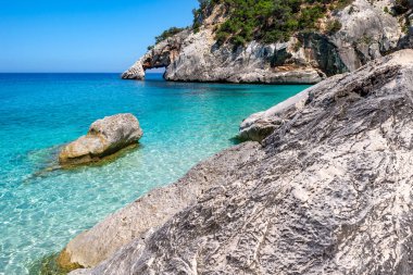 Cala Goloritz. Baunei, Sardinya plajı. Punta Caroddi, beyaz çakıl taşı plajı ve berrak turkuaz sular.