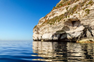 Turkuaz deniz suyunda kayalık kayalar güneşli yaz gününde 