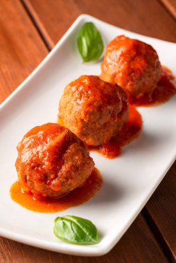 Beyaz tabakta doğranmış et topları. 