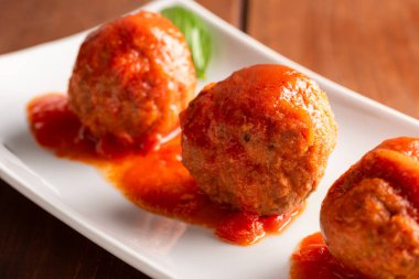 Beyaz tabakta doğranmış et topları. 