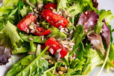 Susam tohumlu, az pişmiş taze salata. 