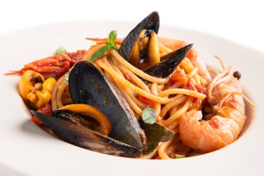 Taze İtalyan makarnası, midye ve karides.