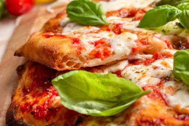 Taze pişmiş İtalyan pizzası. 