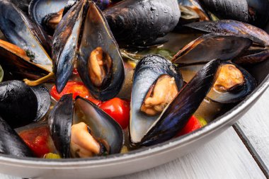 Taze İtalyan makarnası ve midye.