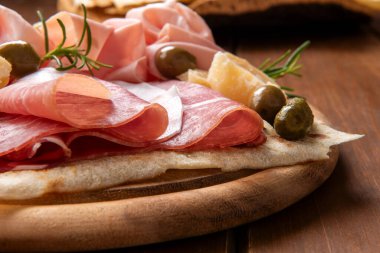 antipasti. Aperatiflerle, mezelerle, zeytinlerle, parmesanla süslenmiş.