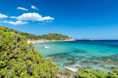 Adanın manzarası, turkuaz deniz suyuyla kumsal güneşli yaz günlerinde 