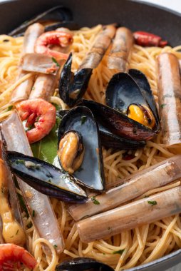 Midye ve karidesli deniz ürünleri makarnası.