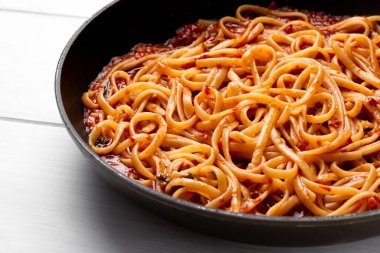 Makarnalar siyah tavada dinleniyor.