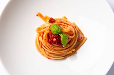 Domates soslu fesleğenli makarna yuvası.