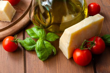 Taze fesleğen, domates, parmesan peyniri ve zeytinyağı.