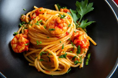 Maydanozlu karides soslu spagetti.