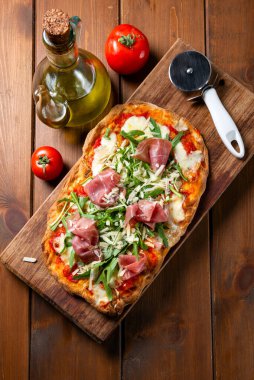 Taze roka ve prosciutto soslu flatbread pizza.