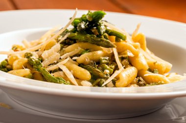 Yeşil kuşkonmazla süslenmiş taze makarna.