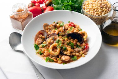 Deniz mahsullü fregula, tipik sardalya makarnası tarifi, İtalyan yemeği. 