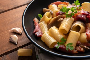 Guanciale ve mantarlı Mezzi rigatoni, İtalyan makarnası. 