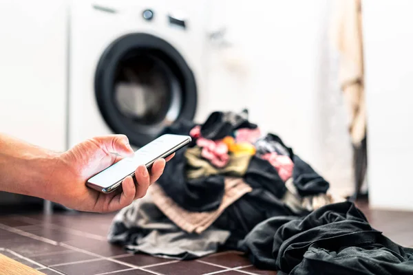 Pračka Telefon Prádelna Inteligentní Domácí Technologie Smartphone Osoba Která Používá — Stock fotografie