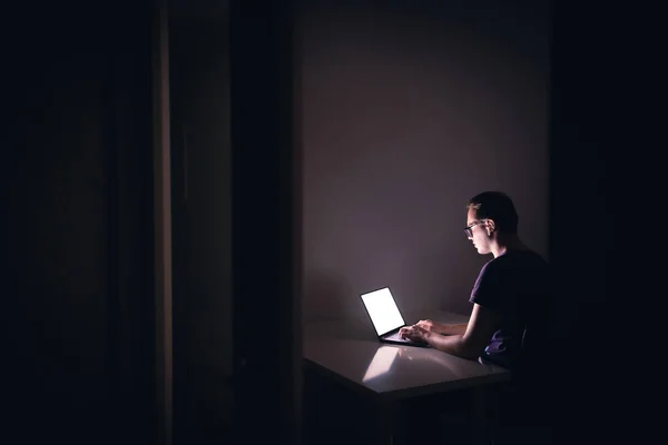 Ночная Работа Ноутбуком Темной Комнате Домашнего Офиса Молодой Человек Использует — стоковое фото