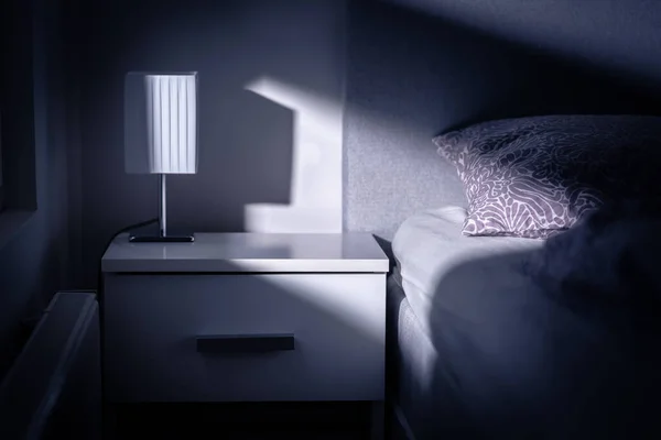Luz Luna Dormitorio Por Noche Desde Ventana Cama Mesa Habitación —  Fotos de Stock