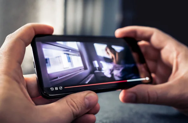 동영상 스트림 전화로 동영상 스마트폰 화면의 서비스에 온라인 Vod 시리즈 — 스톡 사진