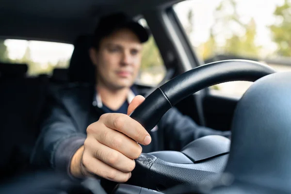 Człowiek Prowadzący Samochód Kierowca Latem Taksówkarz Ubezpieczenie Komunikacyjne Lub Koncepcja — Zdjęcie stockowe