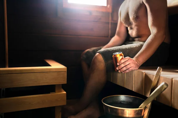 Sauna Bier Man Het Stoombad Ontspant Zich Drinkt Wat Traditioneel — Stockfoto
