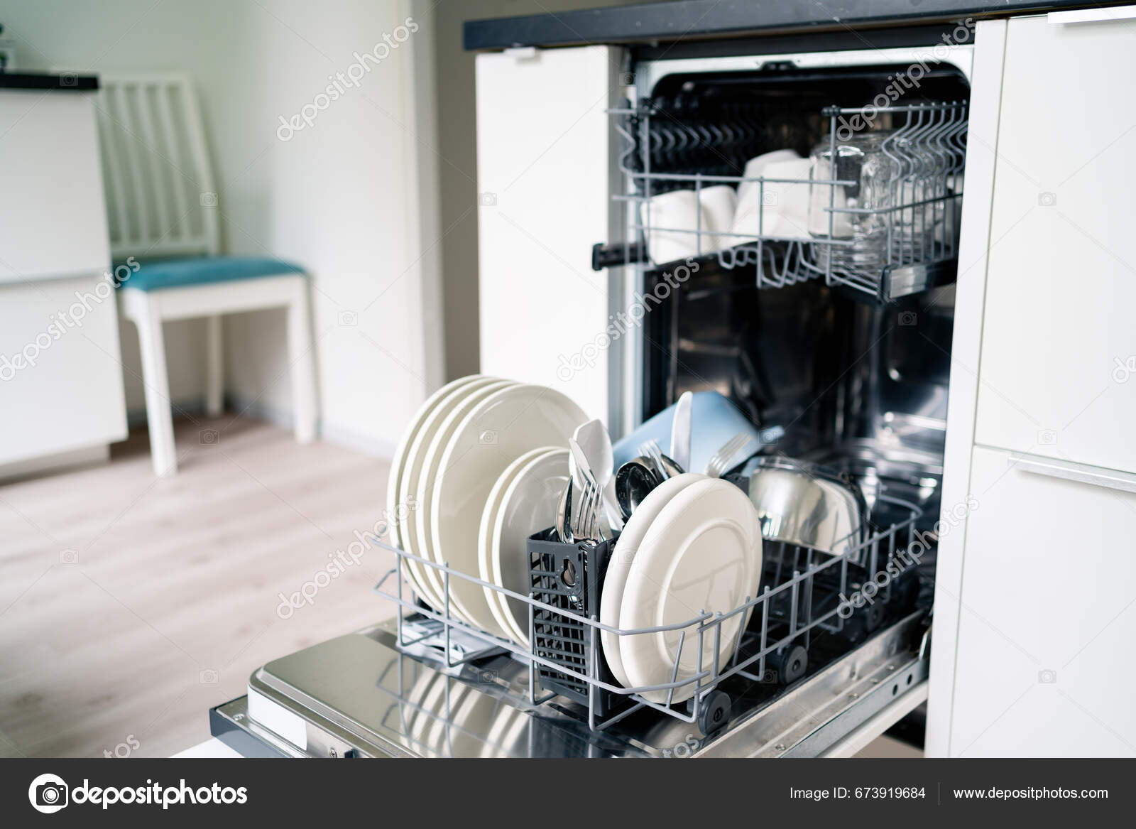 Machine Laver Vaisselle Laveuse Dans Cuisine Lave Vaisselle Ouvert Dans  image libre de droit par terovesalainen © #673919684