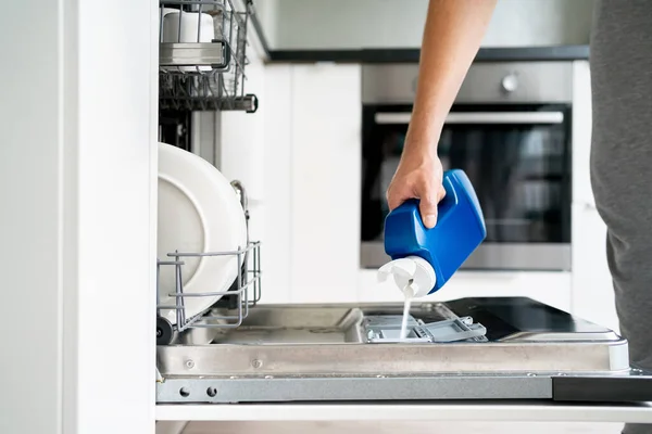 Diskmedel Diskmedel Och Tvål Man Lastar Tvättmaskin Smutsiga Tallrikar Hushållsteknik — Stockfoto