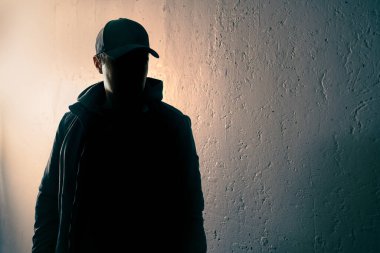 Suçlu, şüpheli ya da sapık. Yüzü koyu gölgeli biri. İsimsiz bir adam, terörist şüphelisi ya da gangster silueti. Şehirli grunge geçmişi. Kimliğini gizleyen genç hırsız..