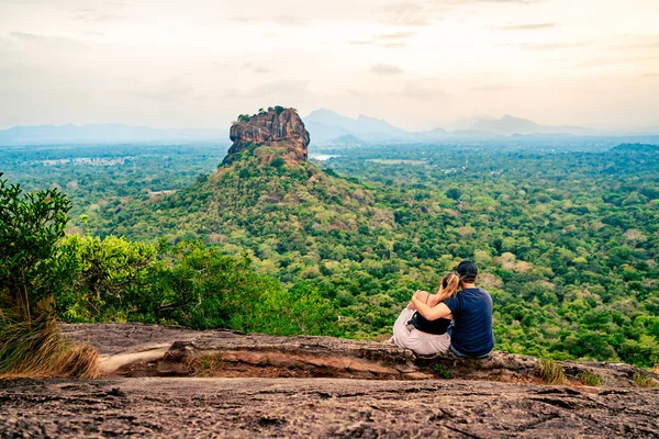 Sigirya 'da bir çift, kaya manzaralı. Kadın ve erkek, yaz seyahati. Sri Lanka 'da tatilde olan insanlar. Yeşil manzarası ve dağları olan güzel bir doğa. Pidurangala 'da aşk. Balayı turizmi.