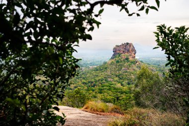 Sigiriya, Sri Lanka. Pidurangala dağından Lion 's Rock. Dambulla 'ya git, Srilanka. Dünya mirası sahasında turizm. Yeşil orman yürüyüşü ve doğa yürüyüşü. Kale, tapınak ve anıt.