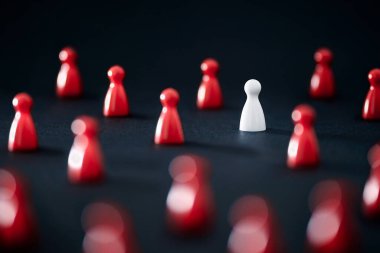 Eşsiz, kalabalıktan farklı. İş konsepti. Olağanüstü bir rakip. Bağımsız, inisiyatif lideri. Kırmızı piyonlar. Kayda değer bir liderlik. Sıra dışı bir başarı. Yalnızlık, hayal gücü veya yaratıcılık..