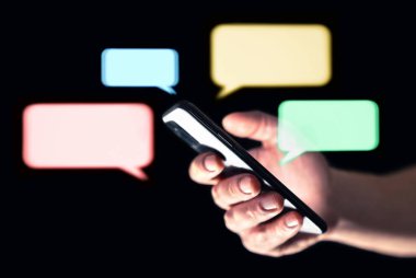 Telefonla kısa mesaj sohbeti. Anında SMS mobil uygulaması. Arkadaşlarla grup sohbeti, müşteri destek servisi veya online forum tartışma konsepti. Renkli baloncuklar ve akıllı telefon ellerinde.