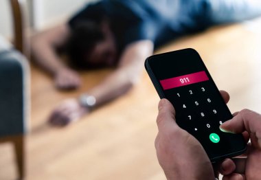 911 'i arayın. Kaza ya da epilepsi. Baygın genç bir adam yerde yatıyor. SOS ambulans alarmı. Telefon da var. Acil tıbbi yardım. Partide alkol zehirlenmesi ya da aşırı doz..