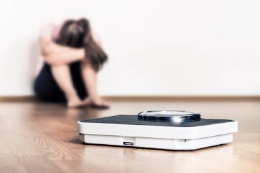 Kilo kaybı ve diyet. Üzgün kadın ve ölçü. Başarısızlık ya da obez olmanın stresi. Anoreksi ya da bulimia konsepti. Yeme bozukluğu olan hayal kırıklığına uğramış bir genç. Vücut yağları sorunu yaşanıyor. Düşük güven ya da travma.