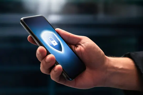 Telefoonbeveiliging Beschermt Tegen Oplichting Mobiele Criminaliteit Online Privacy Cyberveiligheid Met Rechtenvrije Stockfoto's