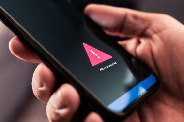 Hata, bağlantı sorunu veya cep telefonu uygulaması. Hücre cihazında sinyal kötü. Bozuk akıllı telefon. Uyarı mesajı. Başarısızlık bildirimi. Yazılım yeniden başlatıldı, çöktü veya aşırı ısınma sorunu oluştu. Yavaş kablosuz ağ.