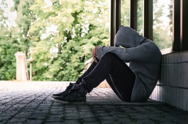Depresyondaki bir adamın travması ya da suçluluk duygusu. Sokaklarda uyuşturucu bağımlısı evsiz serseriler. Yalnızlık, umutsuzluk ya da ayrımcılık. Kurbanın utancı. Genç yalnız insan yalnızlık ya da stres çekiyor..