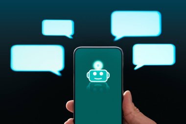 Sohbet robotu. Al Chatbot Müşteri Hizmetleri. İnternet sitesinde canlı destek, asistan ve online yardım. Robot ikonlu mesajlar ve cep telefonu. Yapay zeka sohbeti. İş için CRM teknolojisi.