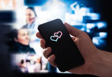 Uygulamayla internetten randevu. Eşleşmek için sağa kaydır. Sapık ya da aşık bir adam fotoğraflara ve kadın profillerine bakıyor. Web sitesi ile ilişki bul. İnternette hile yapmak. Al ile sanal romantizm..