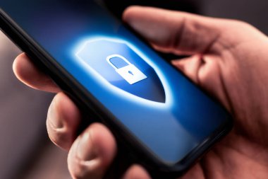 Telefon veri güvenliği. Dolandırıcılık ya da dolandırıcılıktan korumak için. Çevrimiçi gizlilik ve siber güvenlik. Hacker ve mobil suç güvenliği devrede. Banka uygulamasının şifresi. Kimlik hırsızlığı. Simgeyi akıllı telefona kilitle.