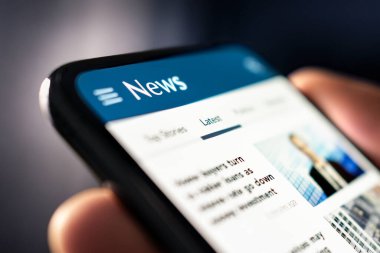 Haber ve basın. Basın açıklaması. Telefonla gazete okumak. Dijital online makale ve web sitesindeki başlıklar. Rapor, yayın ya da blog. Günlük mobil portal beslemesinin bir kopyası.
