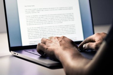 Yazmak. Blog yazarı. İçerik, makale, dizüstü bilgisayarlı mektup. Metin belge, kitap, iş raporu ya da günlük. Metin yazarı, gazeteci ya da haber editörü. Ekranda üniversite denemesi.