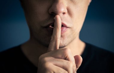 Sessizlik ve sessizlik! Bir adamın sırrı. Şşş. Parmak ve ağız. Sessiz ol. Sessiz, gizli bir jest. Dudaklar mühürlendi. Konuşma özgürlüğü, sansür, tabu veya dedikodu kavramı.