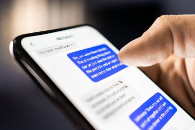 Telefondaki mesajlar. Arkadaşla sohbet uygulamasında cep telefonu mesajlaşması. İş görüşmesi. Akıllı telefonla dolandırıcılık ya da dolandırıcılık. İş görüşmesi. İnternet üzerinden öğrenciler arasındaki iletişim.