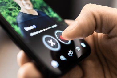 Randevu uygulaması. Eşcinsel adam kaydır ve eşleştir. Aşk aldatmacası. Telefondaki randevu sitesi. Sosyal medyada LGBT. Tek bir adamın profil fotoğrafı gibi. Çevrimiçi aşk mobil uygulaması. İnternette hile yapmak.