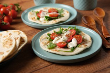 Domatesli azimo ekmeği, mozzarella ve roka - yakın çekim