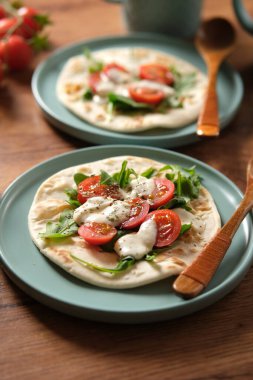 Domatesli azimo ekmeği, mozzarella ve roka - yakın çekim